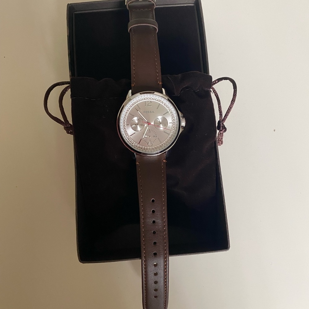 Brand new never before worn genuine leather fossil watch. - Picture 10 of 10